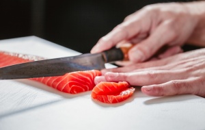 Покажем, как нарезать рыбу для суши и роллов
