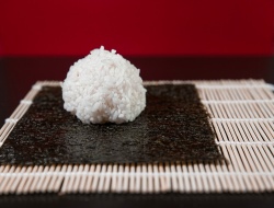 Покажем как правильно сварить рис для суши