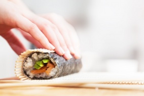 Покажем как правильно делать суши и роллы